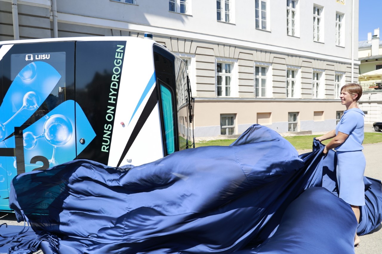 全球首款自动驾驶氢燃料电池客车在爱沙尼亚塔尔图大学完成首秀